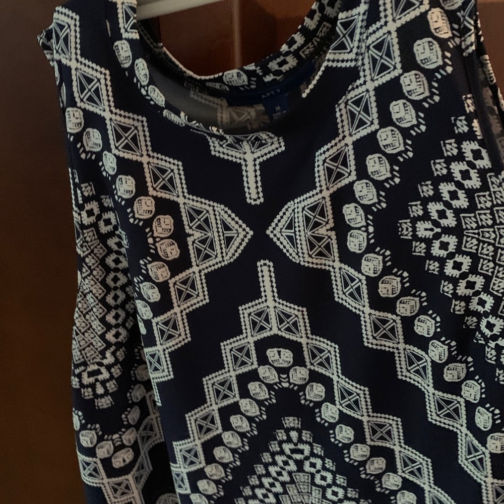 Apt. 9. NAVY and White Patterned dress size medium. Sleeveless.